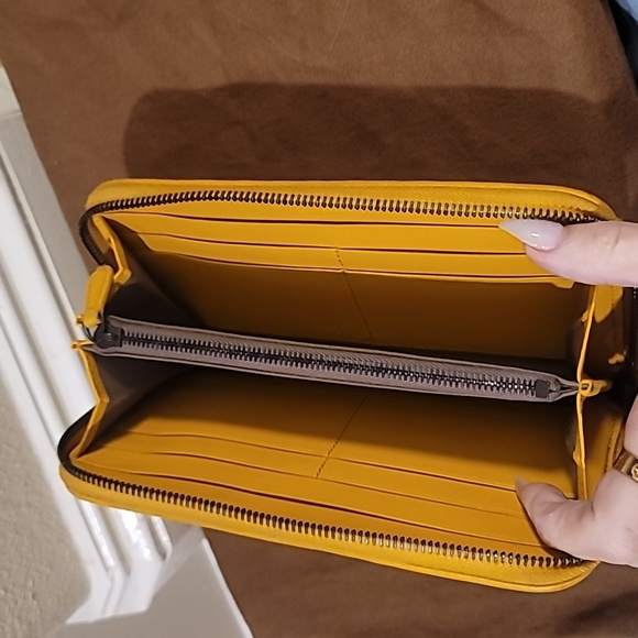 - Bottega Veneta yellow Zippy wallet - Picture 3 of 7